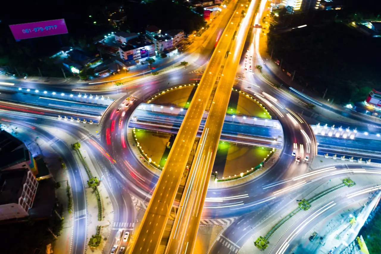 夜间环岛交叉城市道路，车灯移动